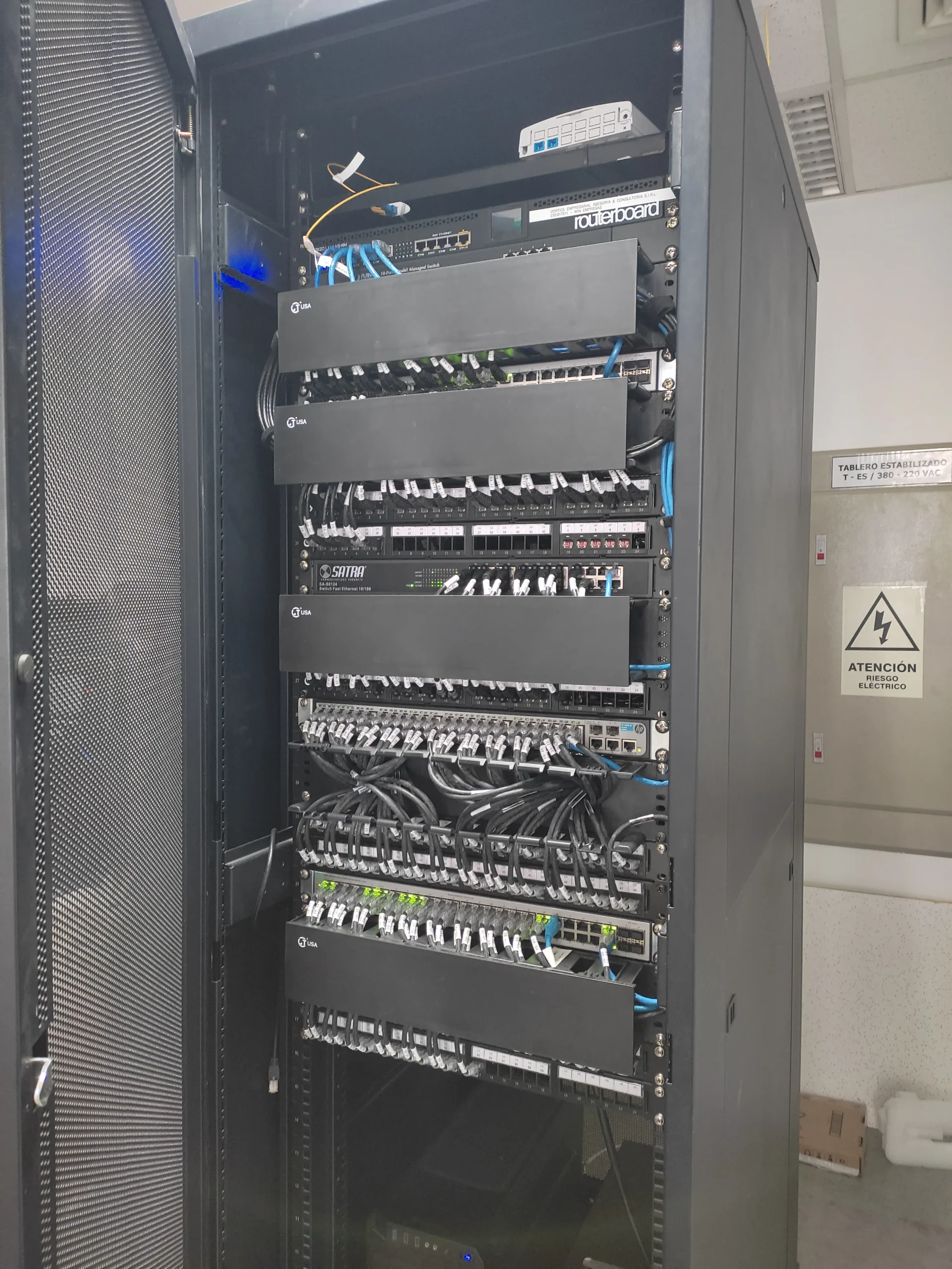 Rack de data center empresarial implementado en Lima