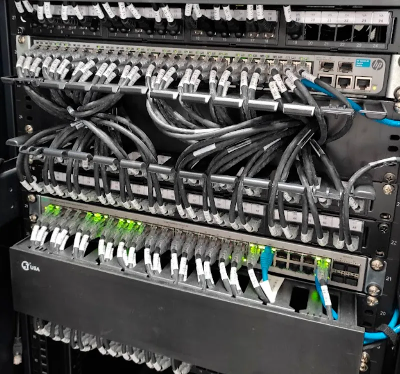 Data Center empresarial en Lima con servidores rack storage networking y continuidad operativa